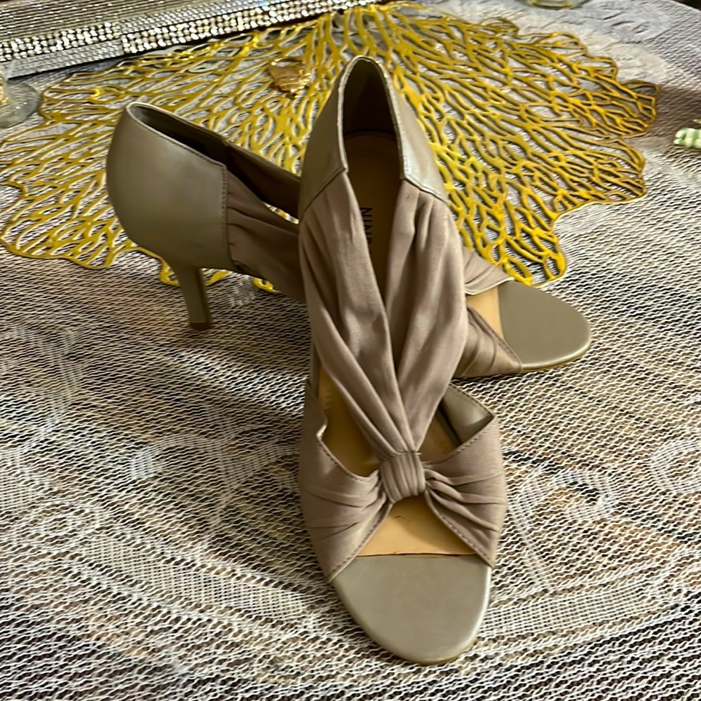 Nine West beige open shoes size 8 1/2